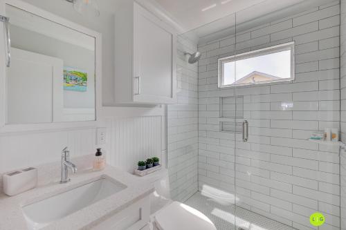 Fürdőszoba, Relaxing upper unit of duplex house - 5 minute walk to beach in Wrightsville Beach