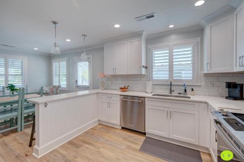 Konyha, Relaxing upper unit of duplex house - 5 minute walk to beach in Wrightsville Beach