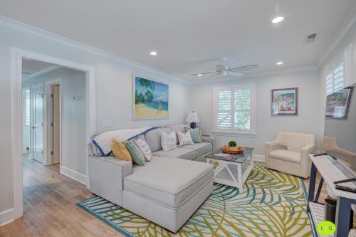 Relaxing upper unit of duplex house - 5 minute walk to beach in Wrightsville Beach