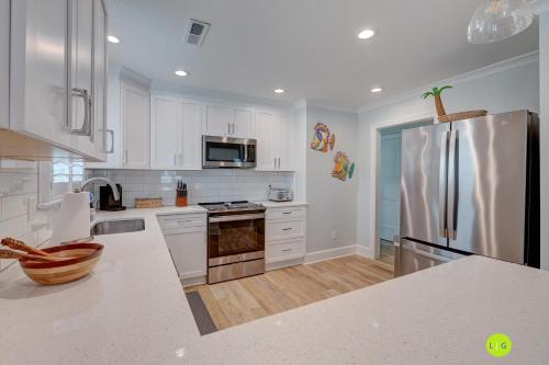 Konyha, Relaxing upper unit of duplex house - 5 minute walk to beach in Wrightsville Beach