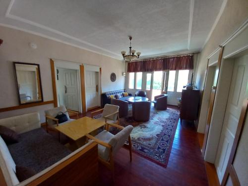 3 bedrooms, 9 beds