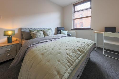 Guestroom, Spacious 4-Bed Modern House - Long Stay Discounts - Walk to Wigan Town & Trains in Wigan West