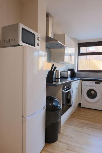 Kitchen, Spacious 4-Bed Modern House - Long Stay Discounts - Walk to Wigan Town & Trains in Wigan West