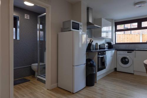 Kitchen, Spacious 4-Bed Modern House - Long Stay Discounts - Walk to Wigan Town & Trains in Wigan West