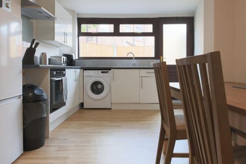 Kitchen, Spacious 4-Bed Modern House - Long Stay Discounts - Walk to Wigan Town & Trains in Wigan West