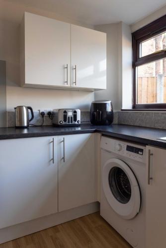 Facilities, Spacious 4-Bed Modern House - Long Stay Discounts - Walk to Wigan Town & Trains in Wigan West