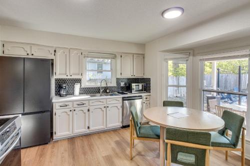 19 Mi to Kansas City Group Retreat with Game Room! in บลูสปริงส์ (MO)