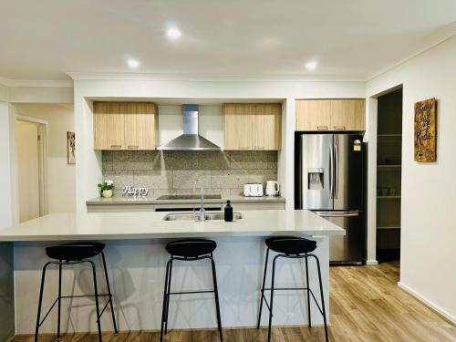 Spacious- 4-bedroom house near Airport in 森伯里