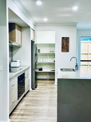 Spacious- 4-bedroom house near Airport in 森伯里