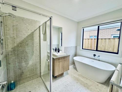 Spacious- 4-bedroom house near Airport in 森伯里
