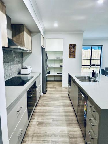 Spacious- 4-bedroom house near Airport in 森伯里