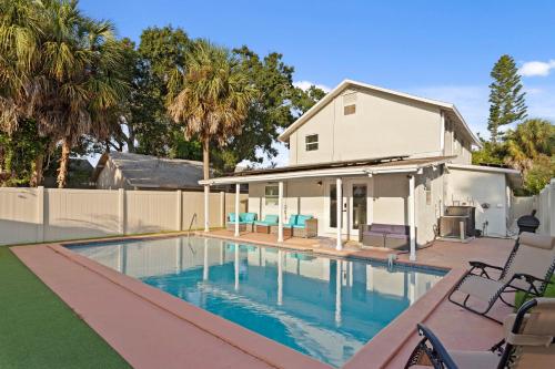 Saltwater Pool and Putting Green Bradenton Oasis