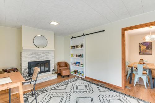 1 Mi to Dtwn Burlington Modern Home with Yard! in 伯靈頓