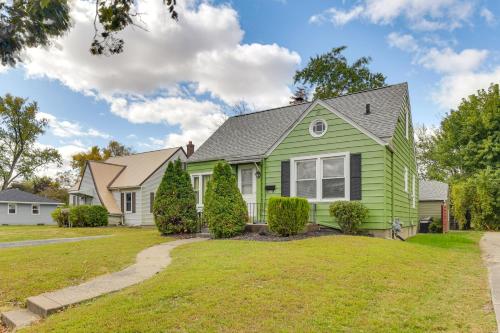 1 Mi to Dtwn Burlington Modern Home with Yard! in 伯靈頓