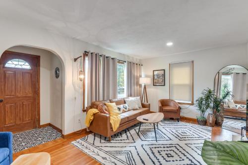 1 Mi to Dtwn Burlington Modern Home with Yard! in 伯靈頓