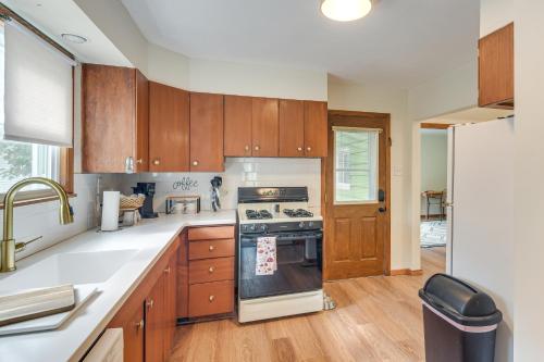 1 Mi to Dtwn Burlington Modern Home with Yard! in 伯靈頓