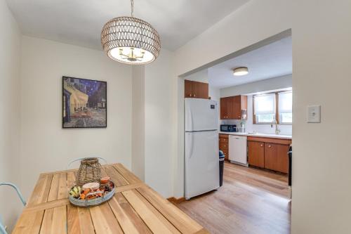 1 Mi to Dtwn Burlington Modern Home with Yard! in 伯靈頓