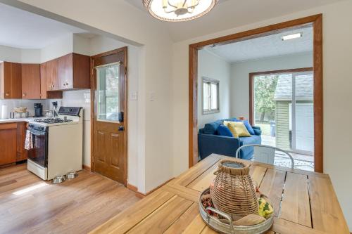 1 Mi to Dtwn Burlington Modern Home with Yard! in 伯靈頓