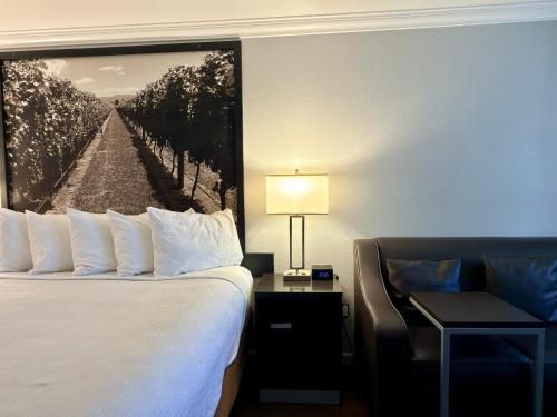 Super 8 by Wyndham Ukiah - image 3