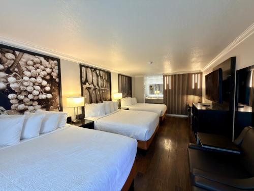 3 queen beds