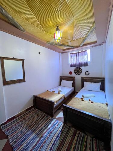 2 twin beds