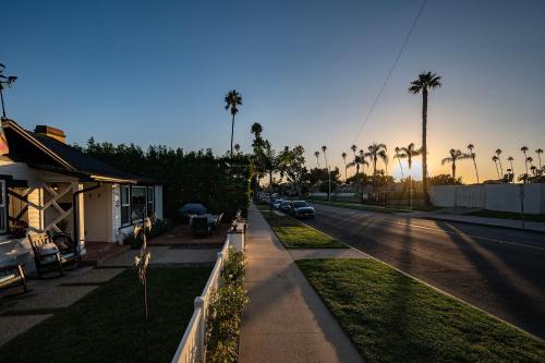 CUTE HOME 7 BLOCKS TO BEACH . XBOX . BIKES . PETS in Huntington Beach, USA