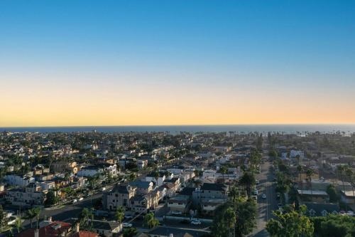 CUTE HOME 7 BLOCKS TO BEACH . XBOX . BIKES . PETS in Huntington Beach, USA