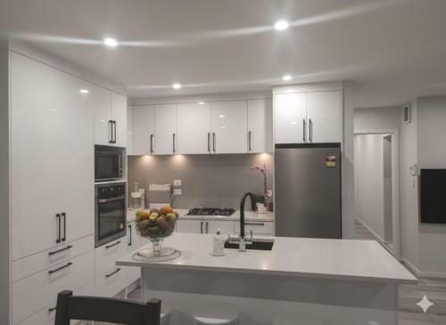 Modern Family Home in Tawa - Wellington in ทาวา