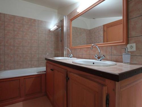 Gîte Villeneuve-d'Allier, 4 pièces, 6 personnes - FR-1-582-208 (Maison de caractere avec terrasse a 300m de l'Allier, ideale pour peche, detente et activites famili) in Lavoute-Chilhac