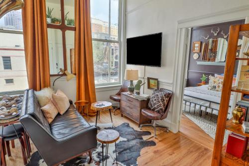 Riverwalk Gem-Stylish Downtown Escape with Views