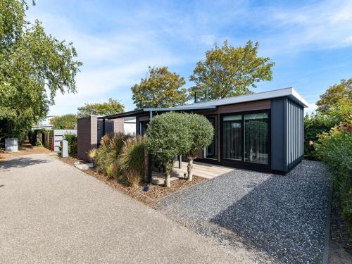 Modern Chalet near Beach in Renesse – khách sạn tại Hoogenboomlaan
