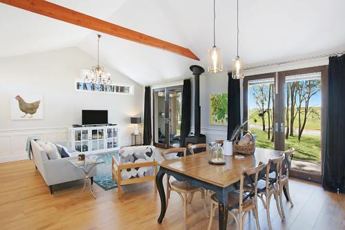 Block Eight Estate Gum Trees Villa in เบลฟอร์ด