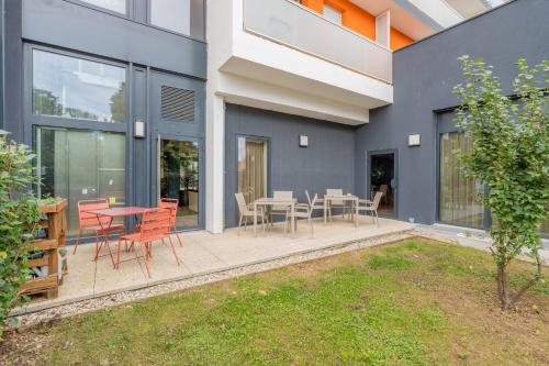 ทัศนียภาพภายนอกโรงแรม, Zenitude Quality Aparthotel Villefontaine in วีลฟองแตน