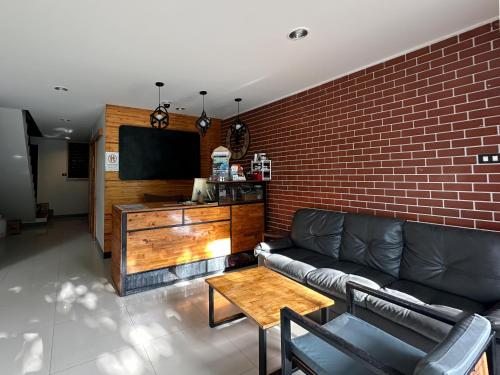 大廳, By the Beach Hostel in PP島