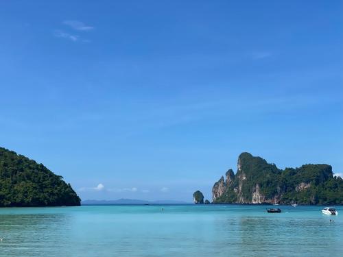 鄰近的景點, By the Beach Hostel in PP島