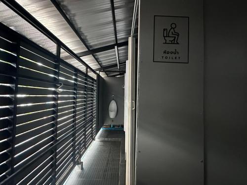 衛浴, By the Beach Hostel in PP島