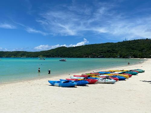 鄰近的景點, By the Beach Hostel in PP島
