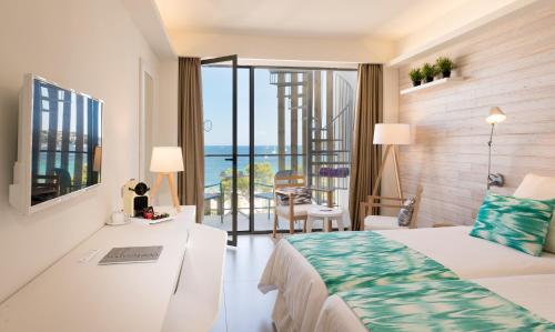 FERGUS Style Palmanova - Adults Only Stop at Fergus Bahia Palma Nova to discover the wonders of Majorca. The hotel has everything you need for a comfortable stay. To be found at the hotel are 24-hour front desk, car hire, restaurant, tou