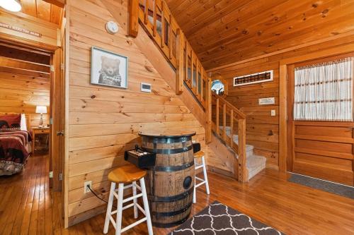 Cozy cabin, Bed swing, Arcade game, hot tub in Pleasant Hill