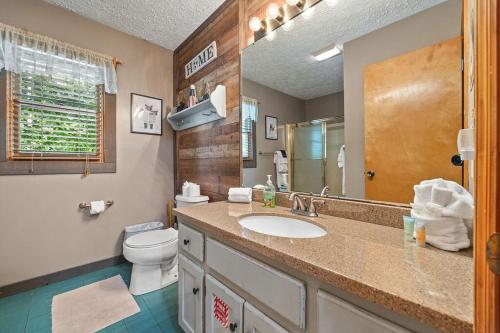 Душ, Cozy cabin, Bed swing, Arcade game, hot tub in Pleasant Hill