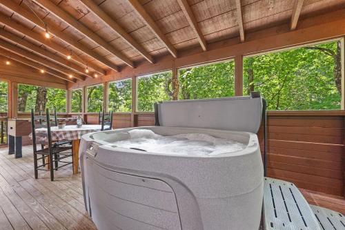 Гореща вана, Cozy cabin, Bed swing, Arcade game, hot tub in Pleasant Hill