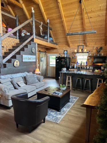 Pokeadot Cabin - Cozy Farm Stay with Pool & Firepit