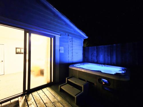 Jacuzzi, Inn at Schoolhouse Creek in Little River (CA)
