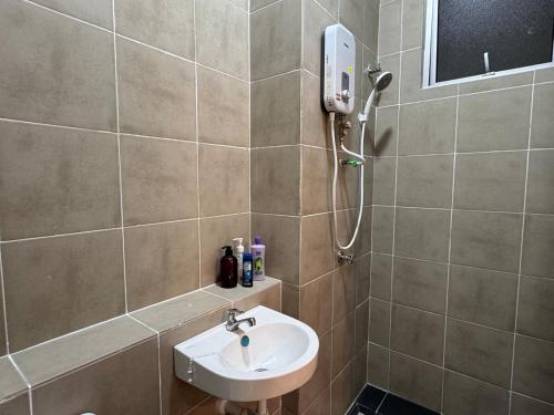 Cozy 3BR Escape – Modern Comfort in the City - image 12