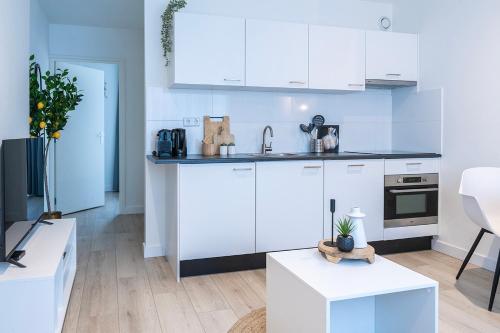 Konyha, Fully Equipped Apartment, lovely bed in Strijp