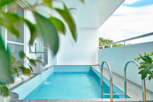 Swimming pool, ホワイトヒルズ in Tomigusuku