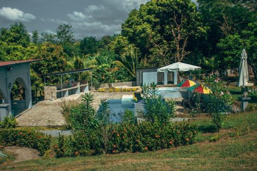 IL PICCOLO CASTELLO- Italian-inspired Castle in กาตันดาอัน