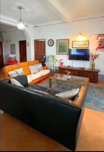 IL PICCOLO CASTELLO- Italian-inspired Castle in กาตันดาอัน