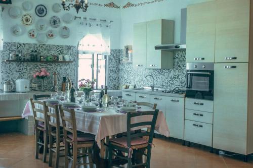 IL PICCOLO CASTELLO- Italian-inspired Castle in กาตันดาอัน