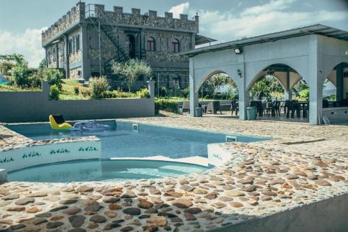 IL PICCOLO CASTELLO- Italian-inspired Castle in กาตันดาอัน